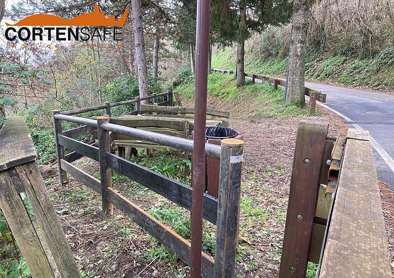 Staccionata in legno in montagna con cancello: Rispetto dell'estetica del  luogo