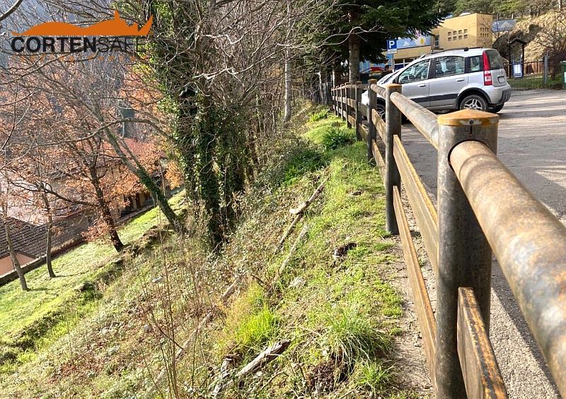 Staccionata in legno in montagna con cancello: Rispetto dell'estetica del  luogo