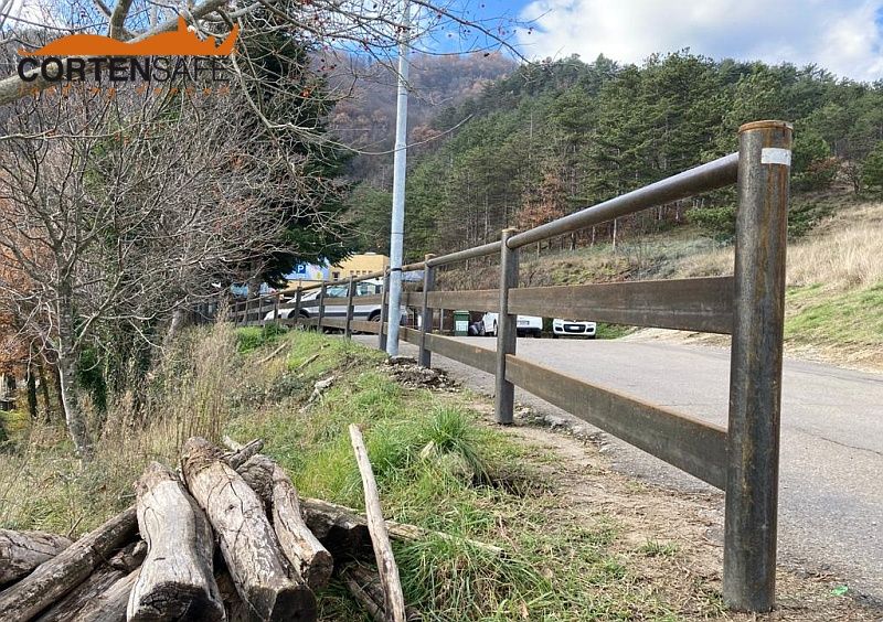 Staccionata in legno in montagna con cancello: Rispetto dell'estetica del  luogo