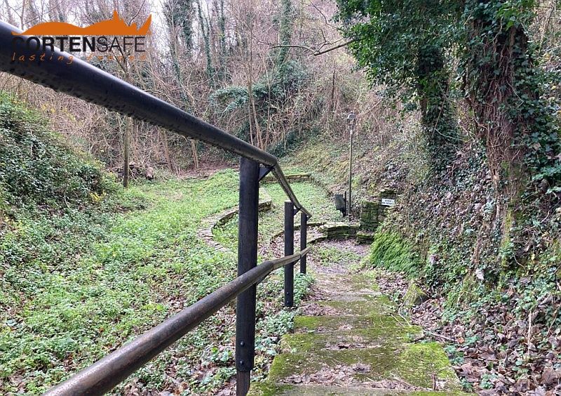 Staccionata in legno in montagna con cancello: Rispetto dell'estetica del  luogo